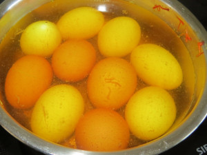 Eier mit Safran färben