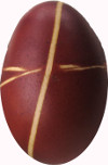 Osterei mit roten Zwiebelschalen gefärbt