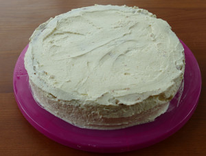 Osterlamm-Torte mit Buttercreme dekorieren